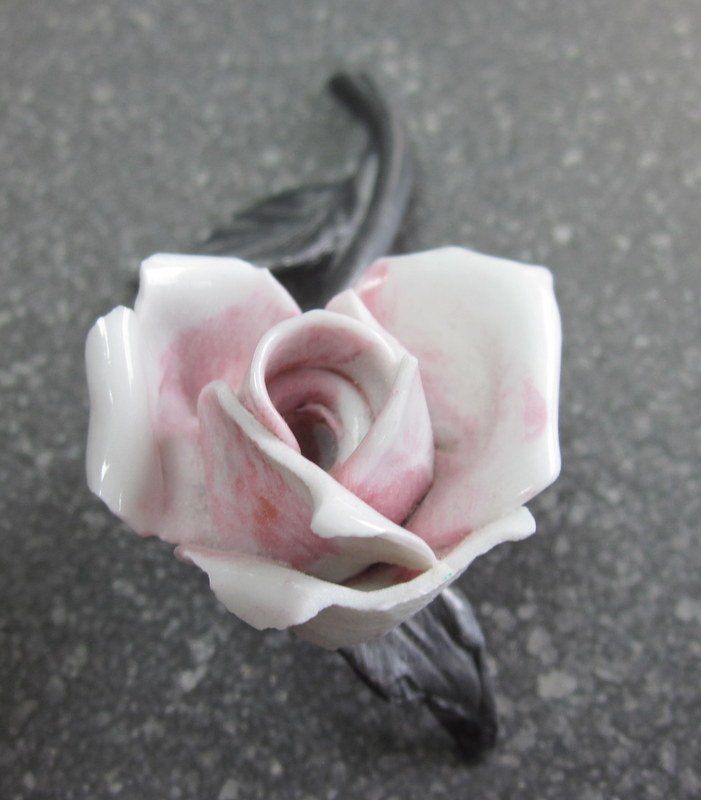 Alle Dekorationen: Keramik Rose mit Metallstiel 10 cm lang – Gebraucht aus Bischofszell von Pfau0 7