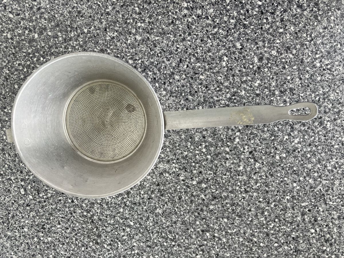Pentole: Passoire ancienne en aluminium avec manche – Usato da Arconciel venduto da chance22