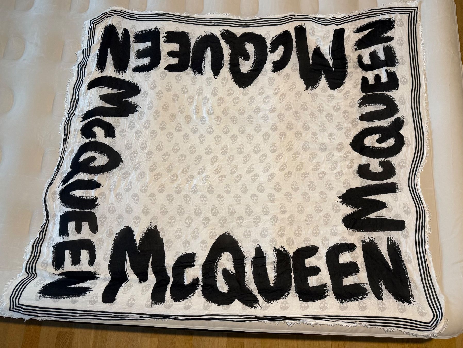 Alexander Mcqueen Foulard & Sciarpe: Alexander McQueen Skull Schal Schwarz/Weiss – Usato da Basel venduto da Rouge. 6