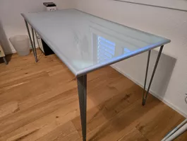 Schöner Glastisch von IKEA