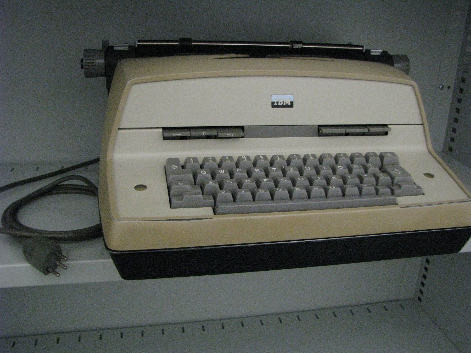 Macchine da scrivere: IBM Schreibmaschine Elektrisch – Difettoso da Scherz venduto da BiosHealth