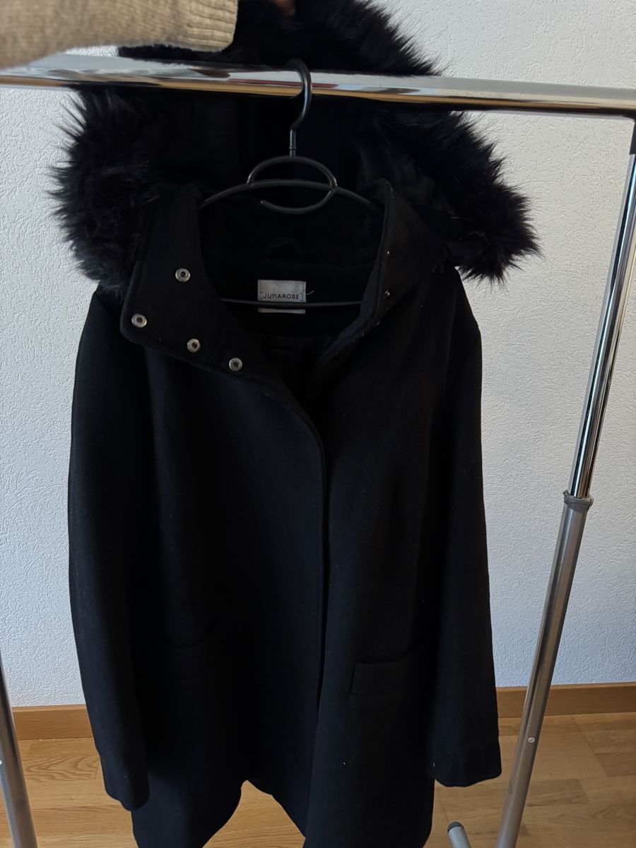 Vero Moda Cappotti: Warmer Wintermantel mit Fellkapuze – Usato da Winterthur venduto da Flomiverse 2