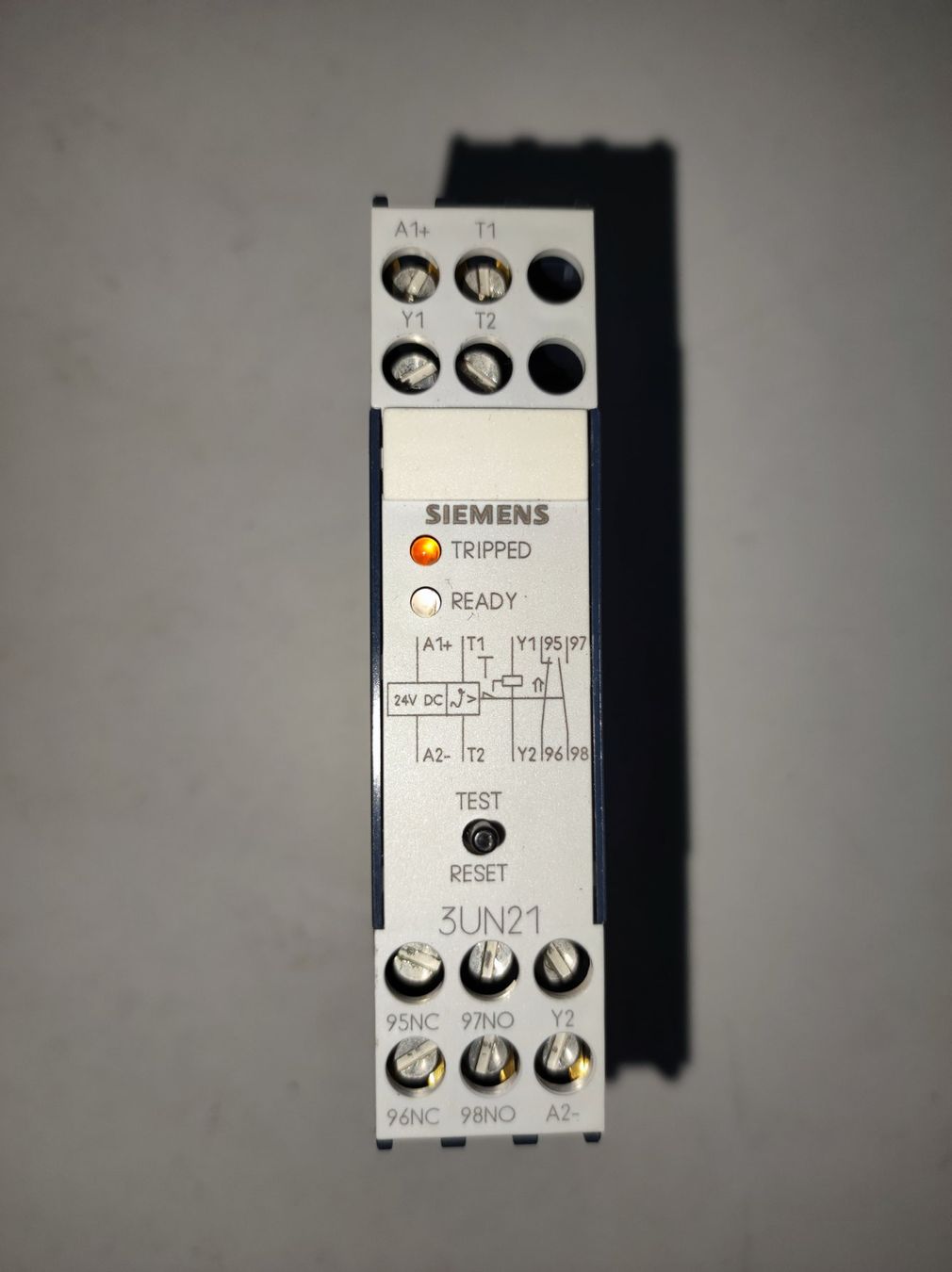 Siemens Componenti elettronici: SIEMENS / 3UN2131-0AB4 / PTC THERMISTOR TRIPPING UNIT – Usato da Ufhusen venduto da HKSC