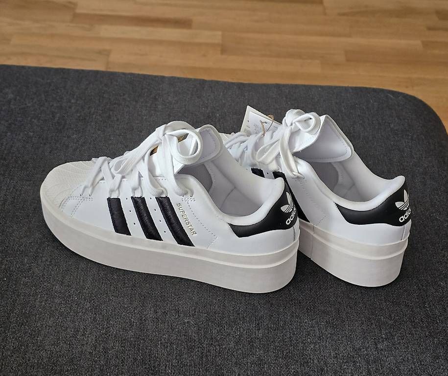 Damenschuhe: Neue Adidas Schuhe 36 2/3 – Gebraucht aus Münchenbuchsee von Arasy13 2