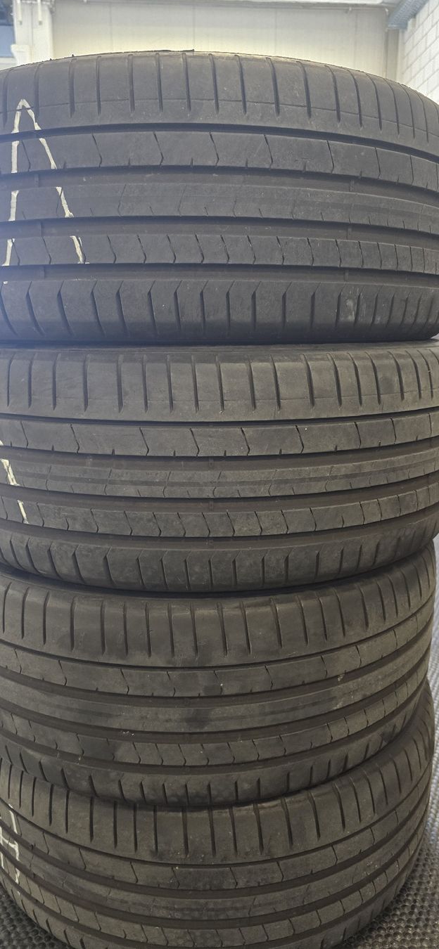 Pneus & Roues: 4 Stk. 255/40R21 Pirelli Pzero  – D'occasion à Kulmerau par Turbo140