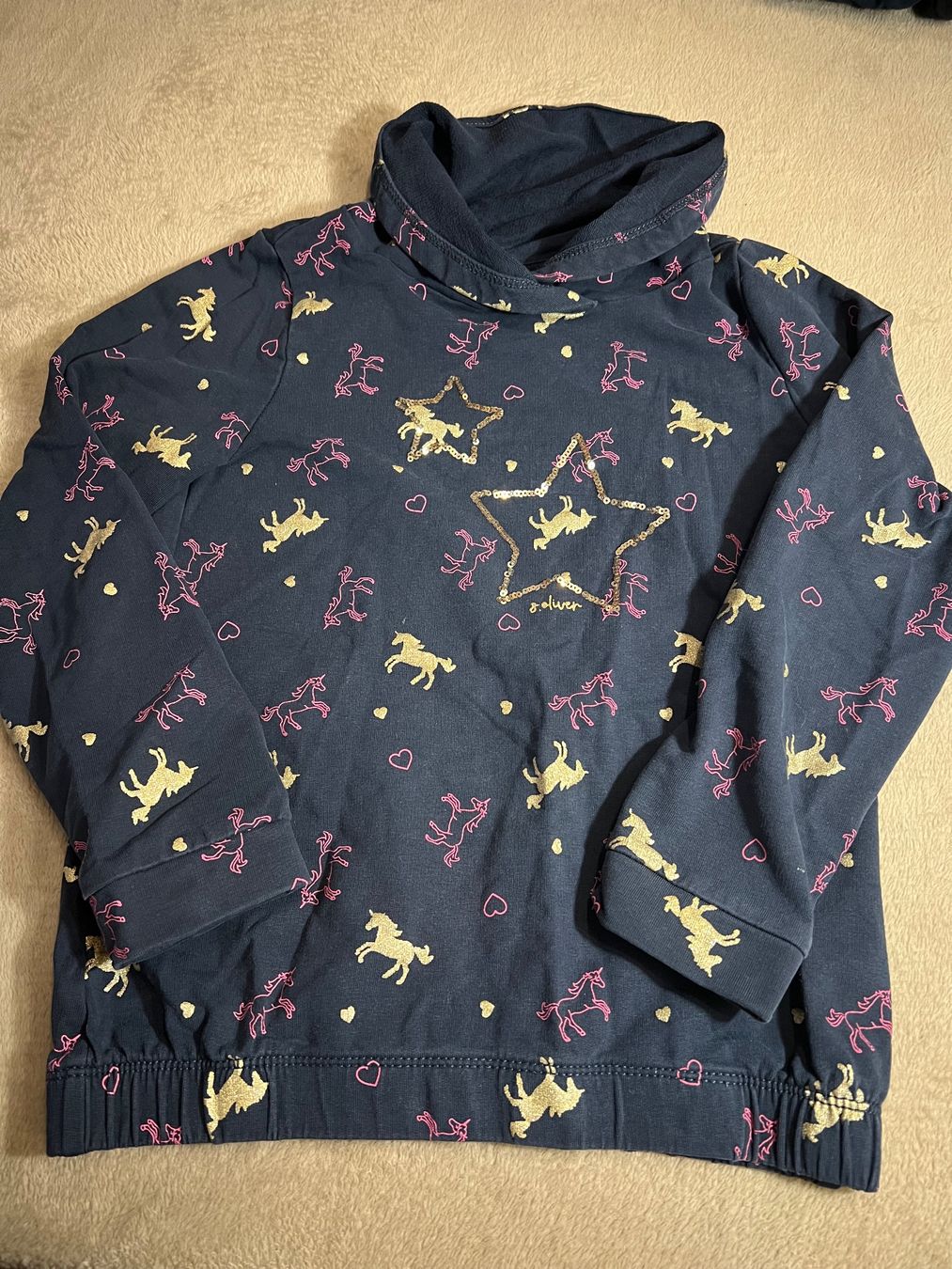 S.Oliver Pullover & Sweatshirts: S.Oliver Pullover, Gr. 116/122, Einhorn Motiv, Top Zustand! – Gebraucht aus Bottenwil von topshop