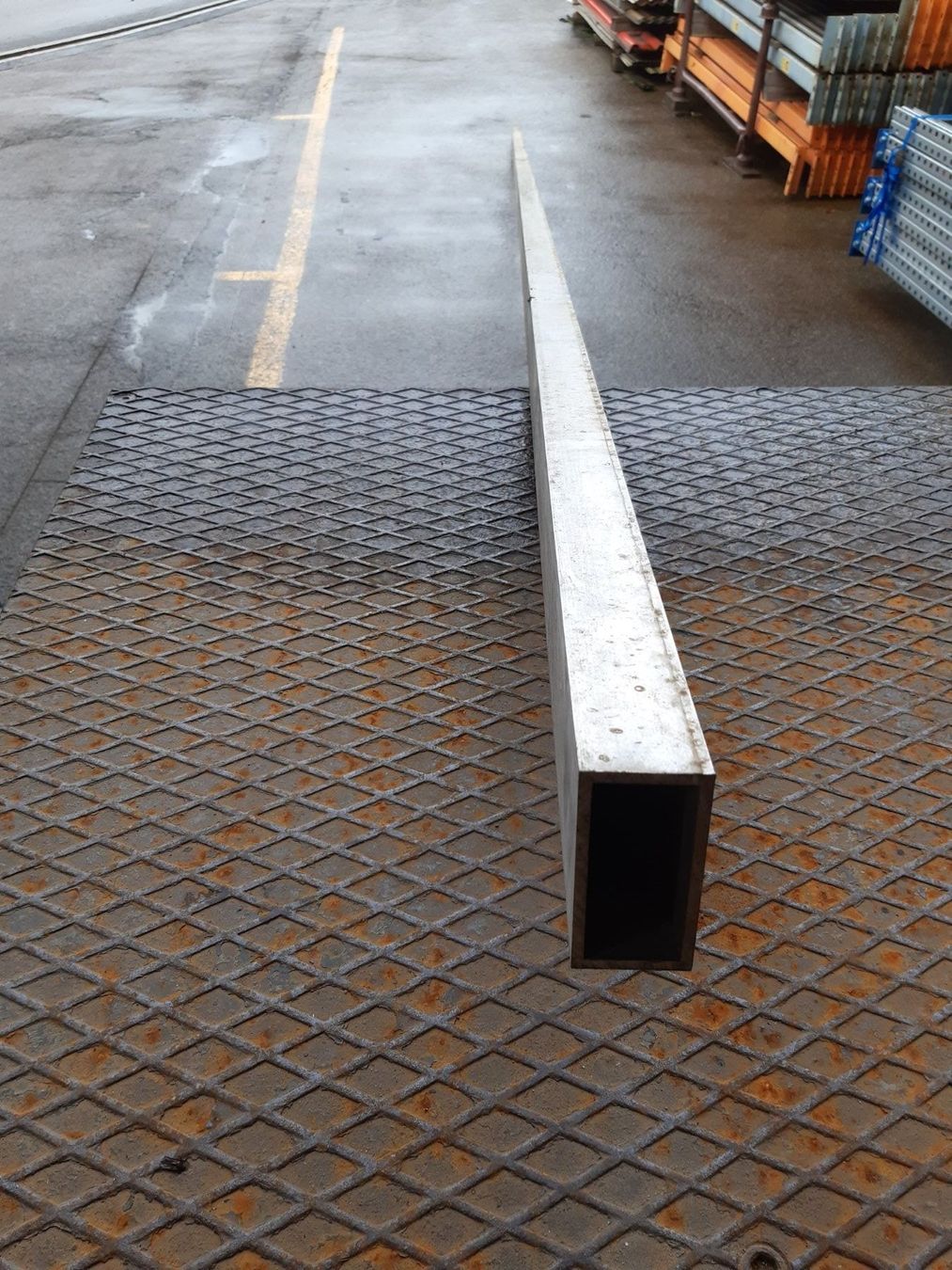 Supporti a parete: Alu-Vierkant-Stange, Länge 6505 mm – Usato da Ulisbach venduto da MSH01 1
