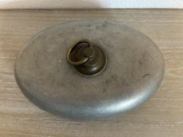 Bettflasche Metall antik mit Aufhängering Sammlerstück