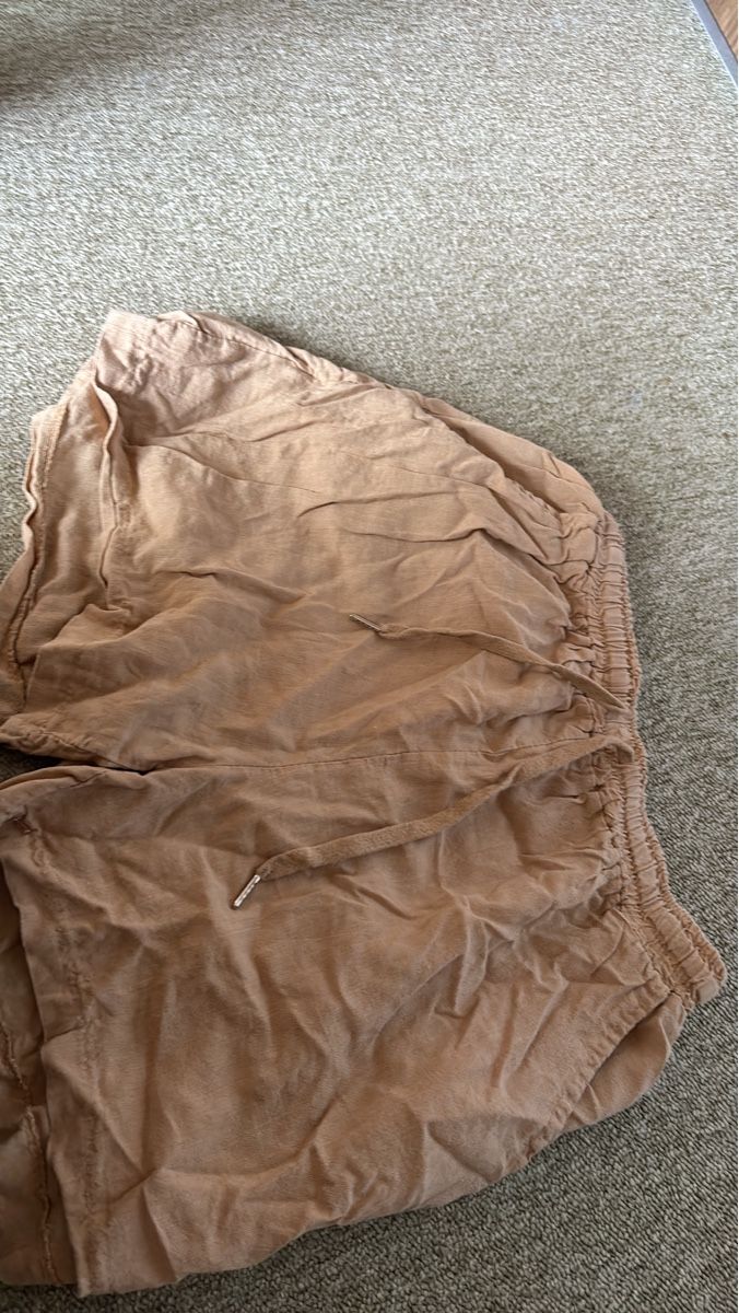 Pantaloni: Shorts beige mit Kordelzug  – Usato da Muri b. Bern venduto da viv_5lmr
