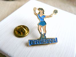 ❗Artisana Tennis Spielerin joueuse sport +Versand Pin M13S.6