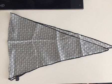 Foulard Gucci in seta beige o nero