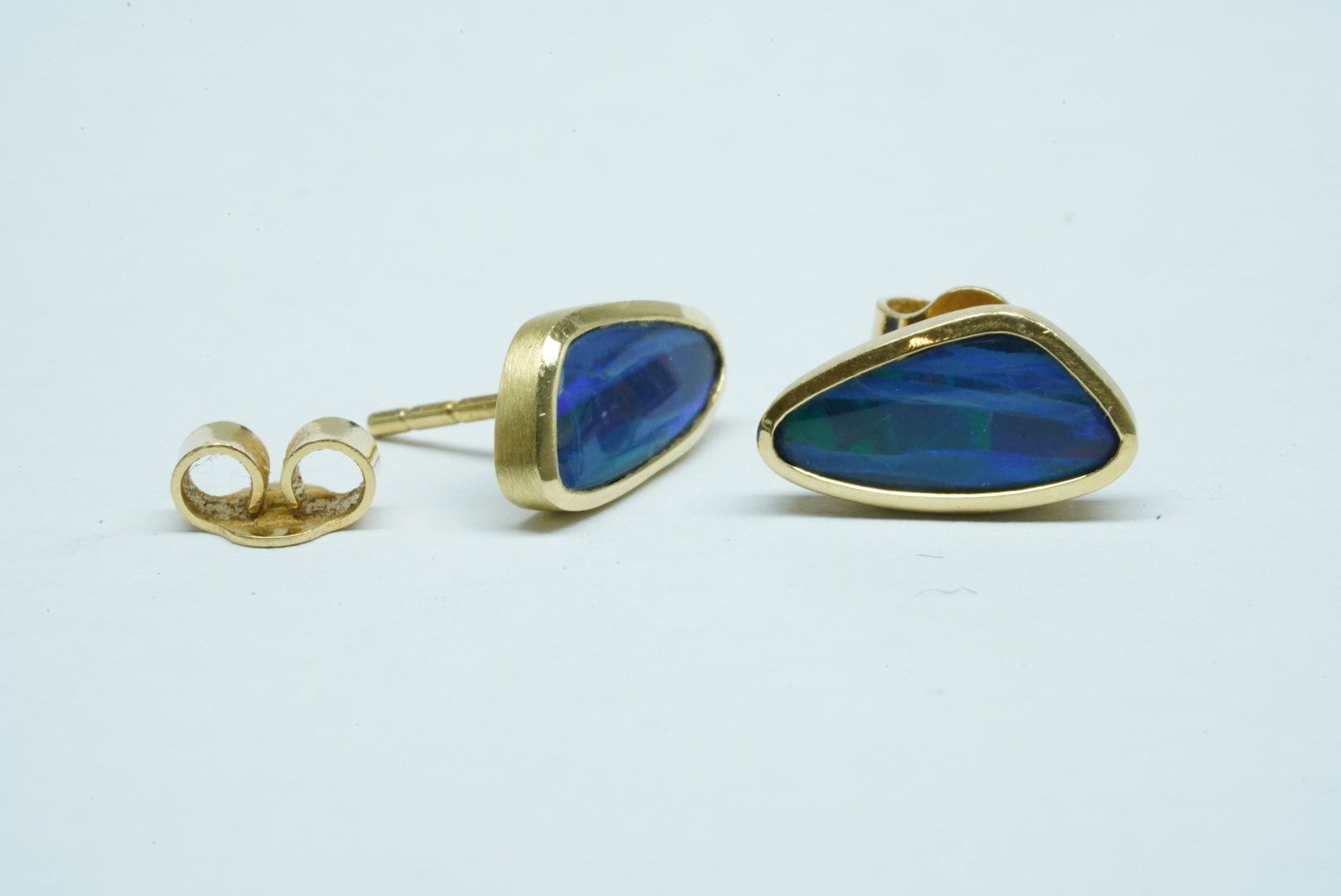 Orecchini pendenti & Orecchini a lobo: Ohrstecker 18k Gelbgold mit Opal – Usato da Bülach venduto da Re-Jewelled 3