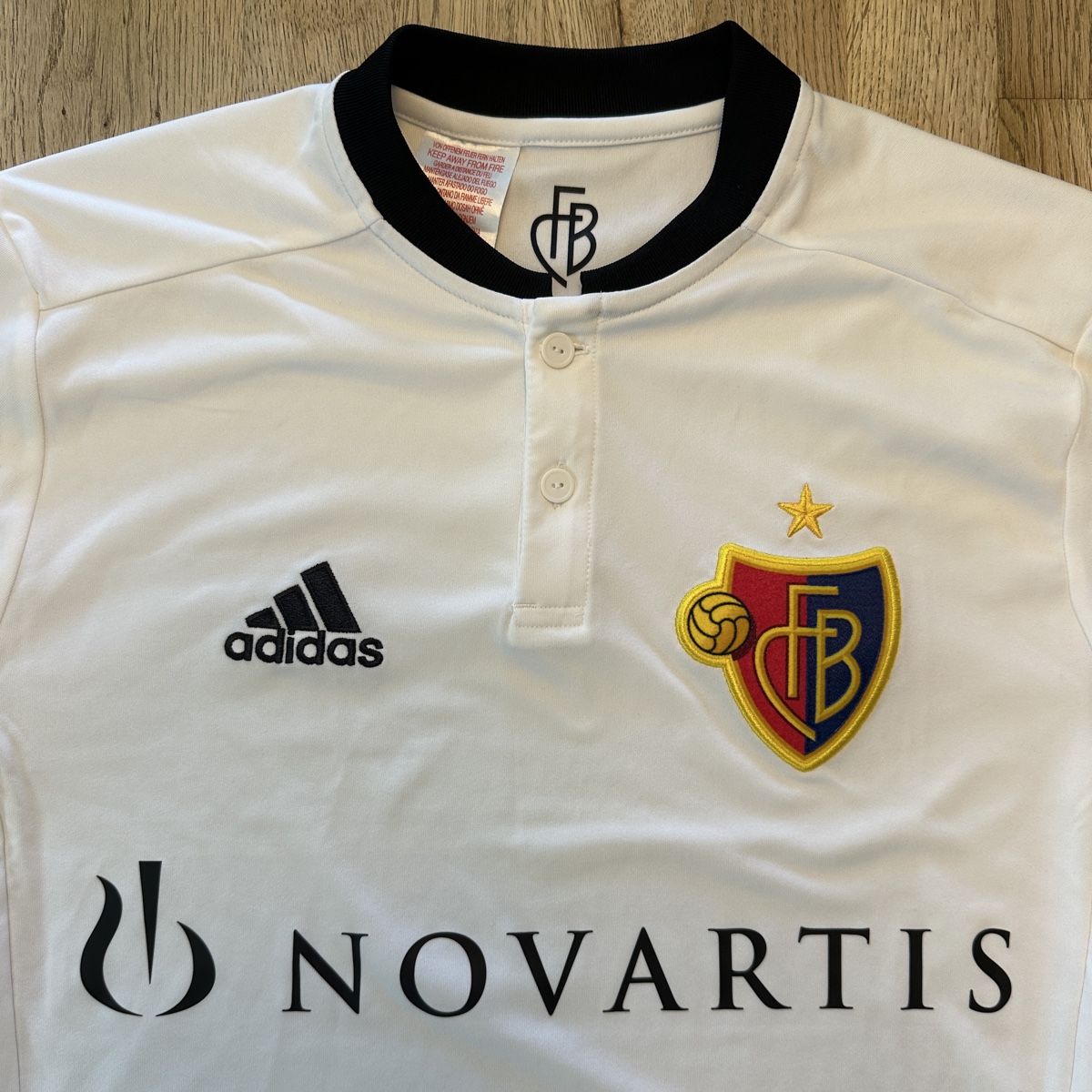 FC Basel Canottiere & Pantaloni: Fc Basel Trikot, Grösse 176 (S) – Usato da Gelterkinden venduto da basilbaet. 1