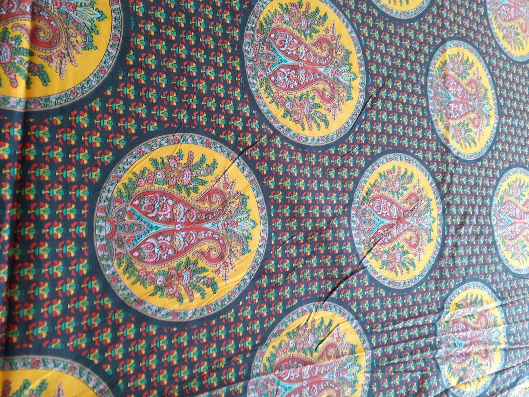 Stoffe: Stoff 125 x 360 cm - Medaillon Muster – Gebraucht aus Zuerich von lichti 1