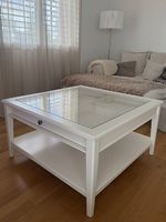 Couchtisch Weiss mit Glasplatte & Schublade | Wie Neu
