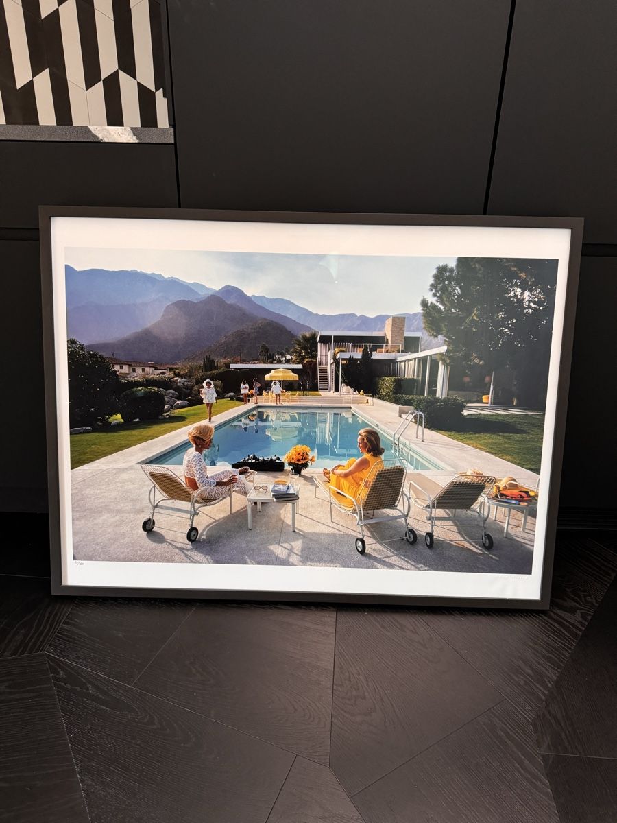 Poster & Bilder: Slim Aarons – Poolside Gossip, gerahmtes Original – Gebraucht aus Rüschlikon von noe_jbl2