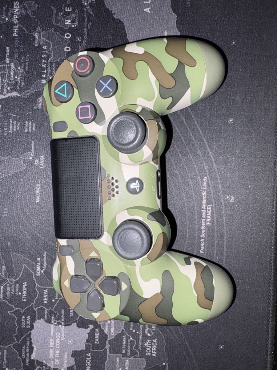 Sony Manettes: PS4 Controller Tarnmuster guter Zustand – D'occasion à Burgistein par marliber2004