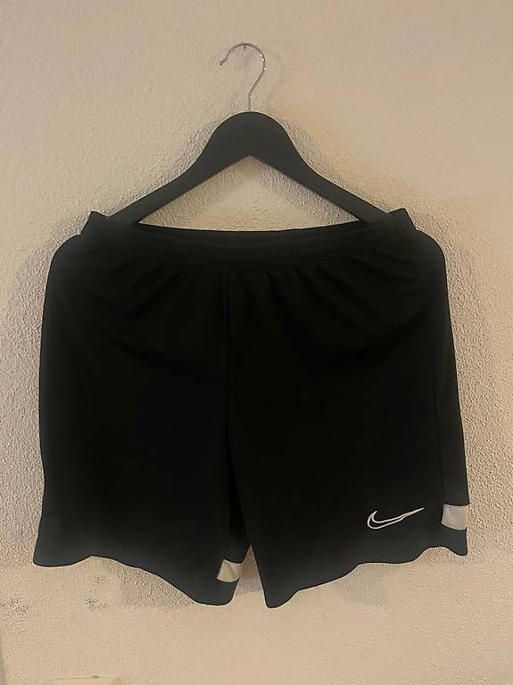 Pantaloni: Nike kurze Sporthose – Usato da Kriens venduto da seeungeheuer67