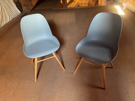 2 formschöne und bequeme Essstühle mit massiven Eichenfüssen