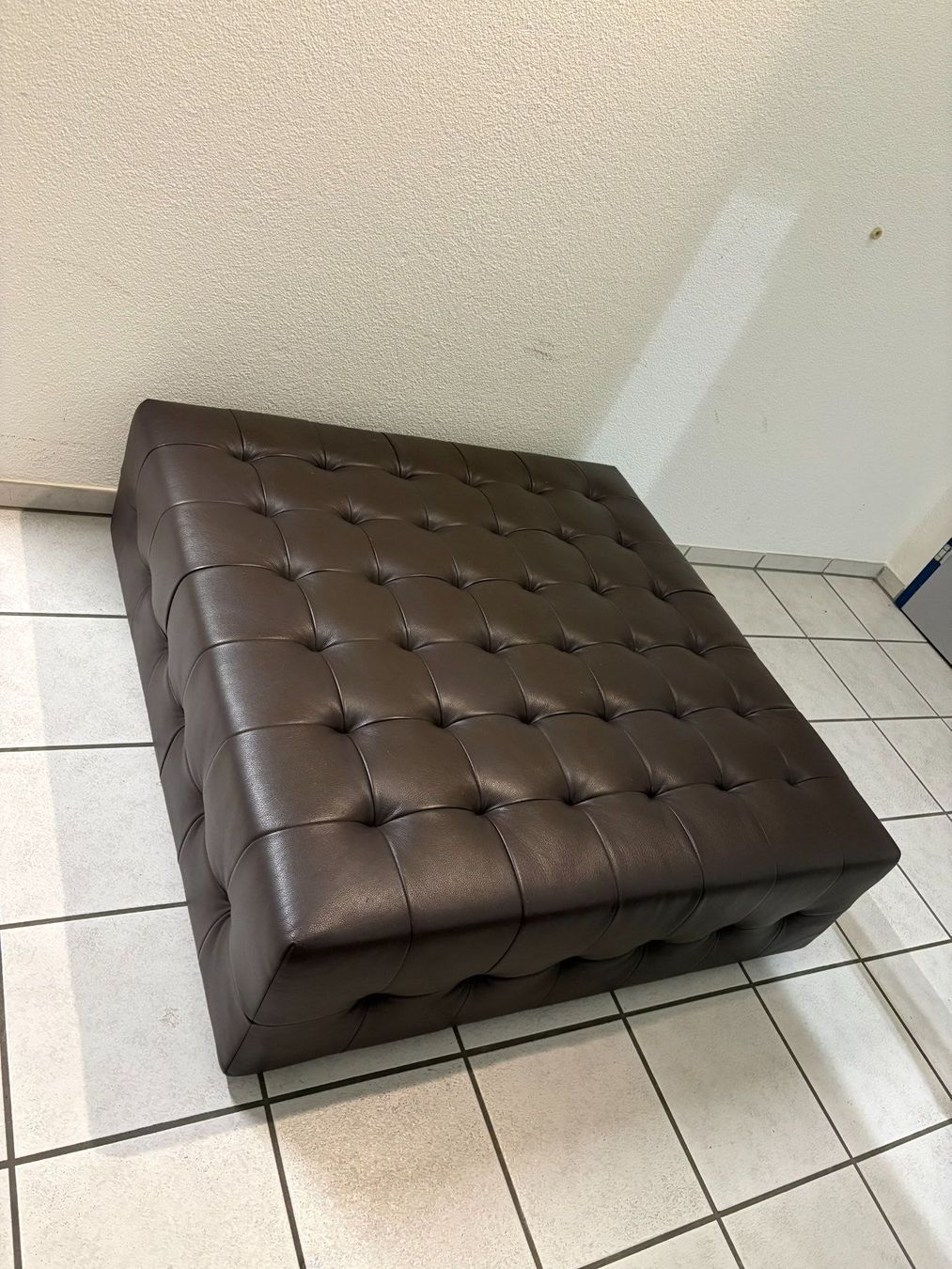 Sgabelli: 114cmx114cmx39cm echtes Leder Hocker Tisch Hocker gross – Usato da Ottenbach venduto da TimelessEmotions.