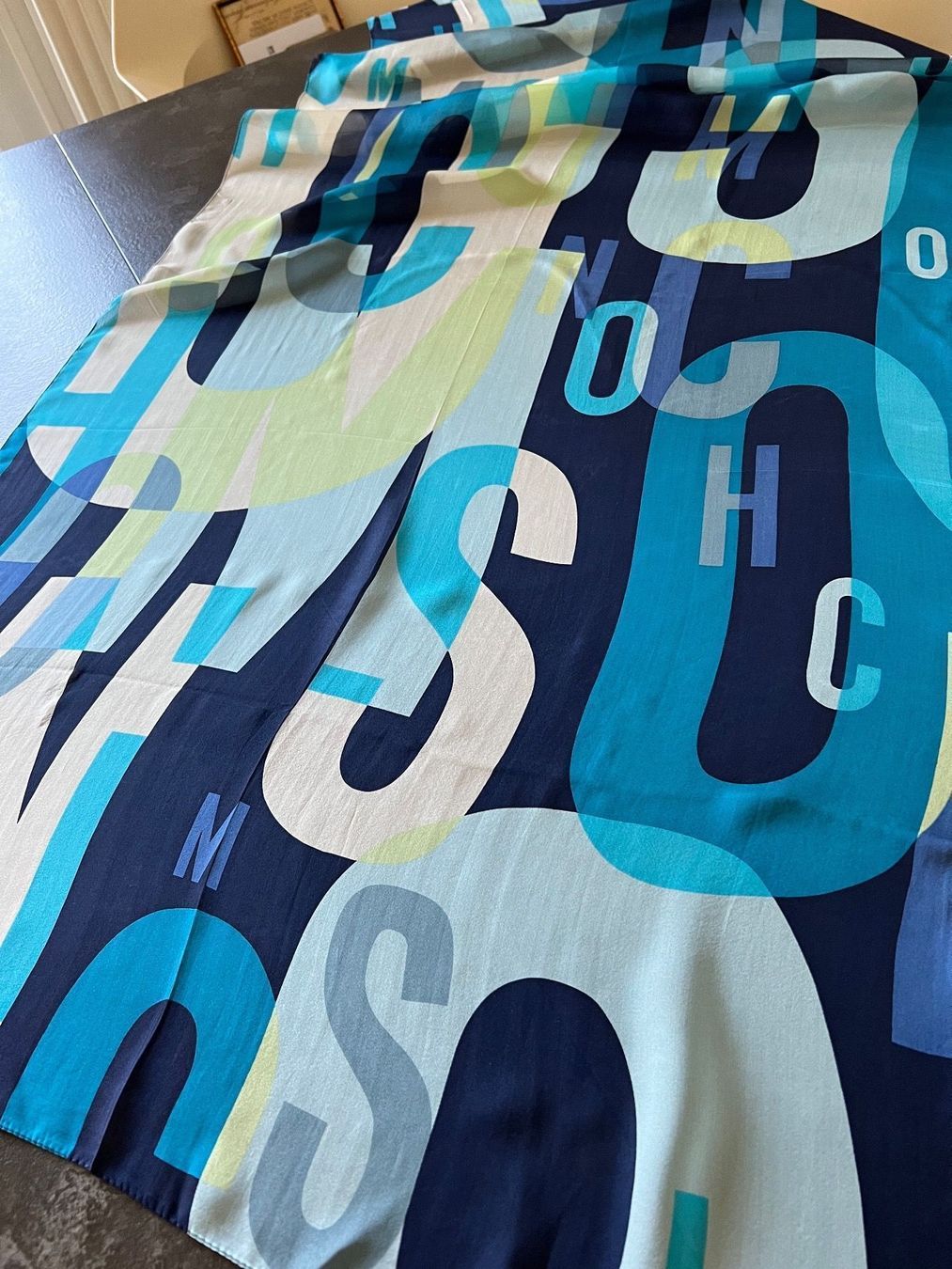 Moschino Foulard & Sciarpe: Moschino écharpe grand taille – Usato da Nyon venduto da stylevintage79 1