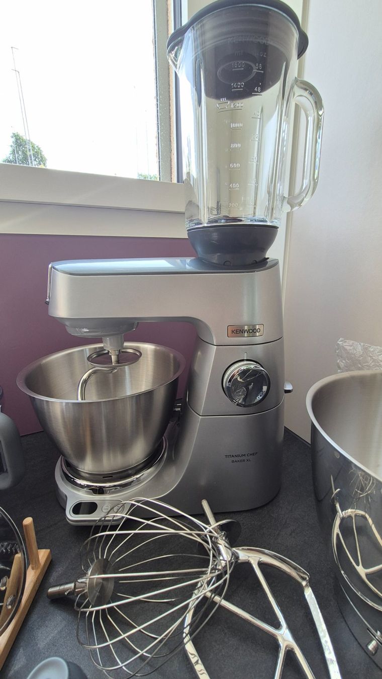 Kenwood Küchengeräte: Titanium Chef Baker XL Silber inkl. Eisbereiter & Reibe – Gebraucht aus Obfelden von rah_y6ml 1