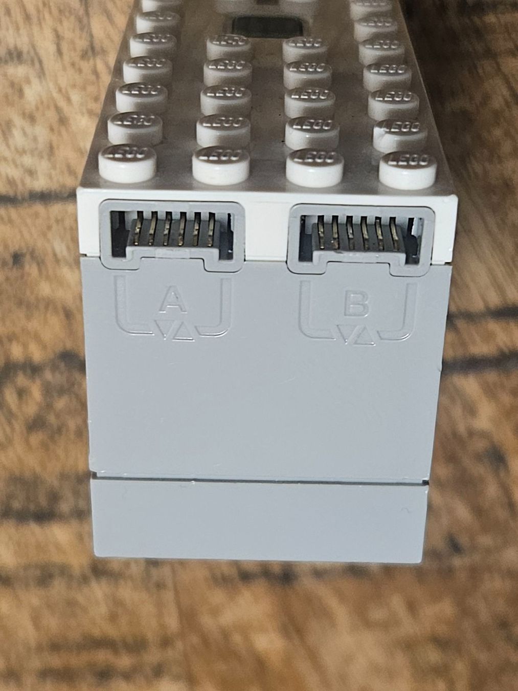 Lego Kit di costruzioni: lego White Electric 9V Battery Box Powered Up Bluetooth HUB – Usato da Confignon venduto da Ecrofigs 2