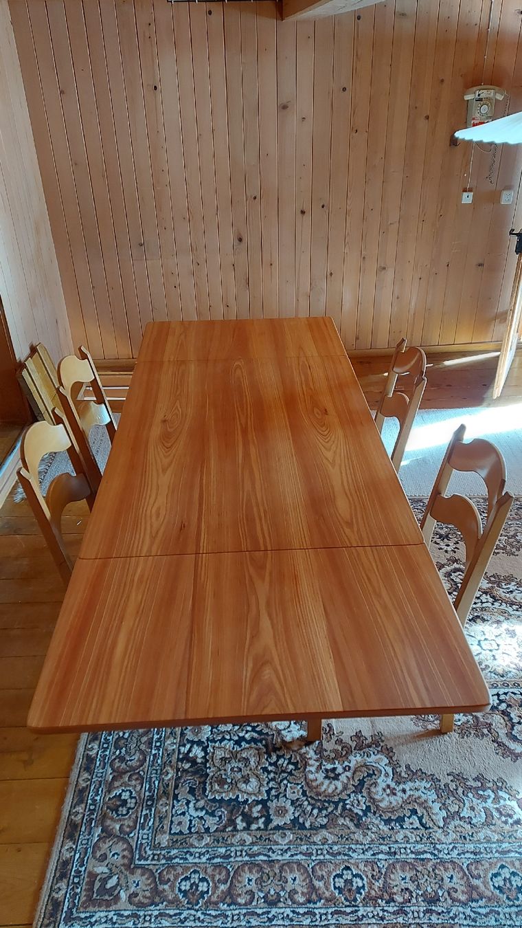 Tische: Antiker Tisch mit 4 Stühlen – Gebraucht aus Schwarzenegg von babale