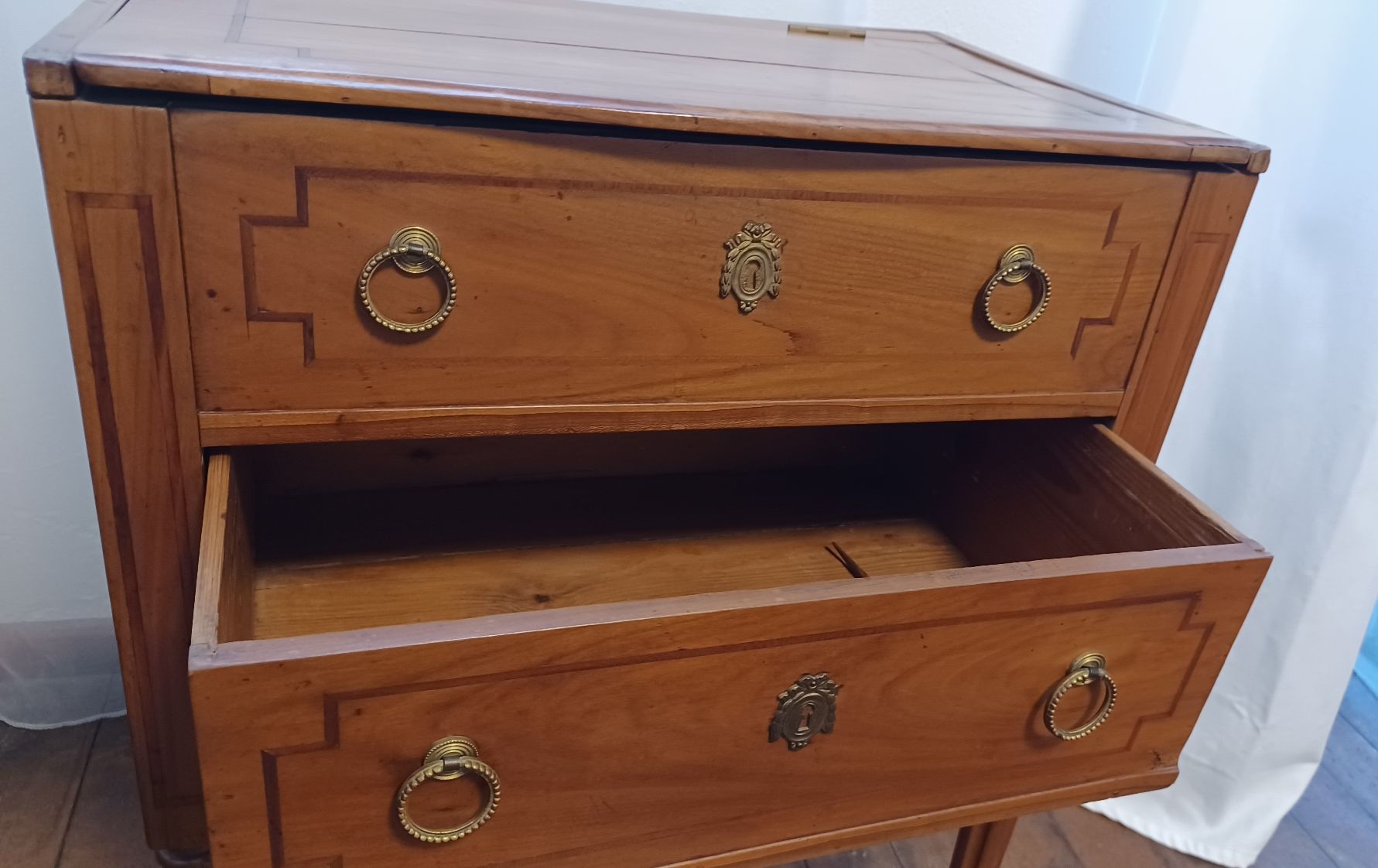 Cassettiere: Kleine Louis XVI Kommode – Usato da Bern venduto da siri2002 3