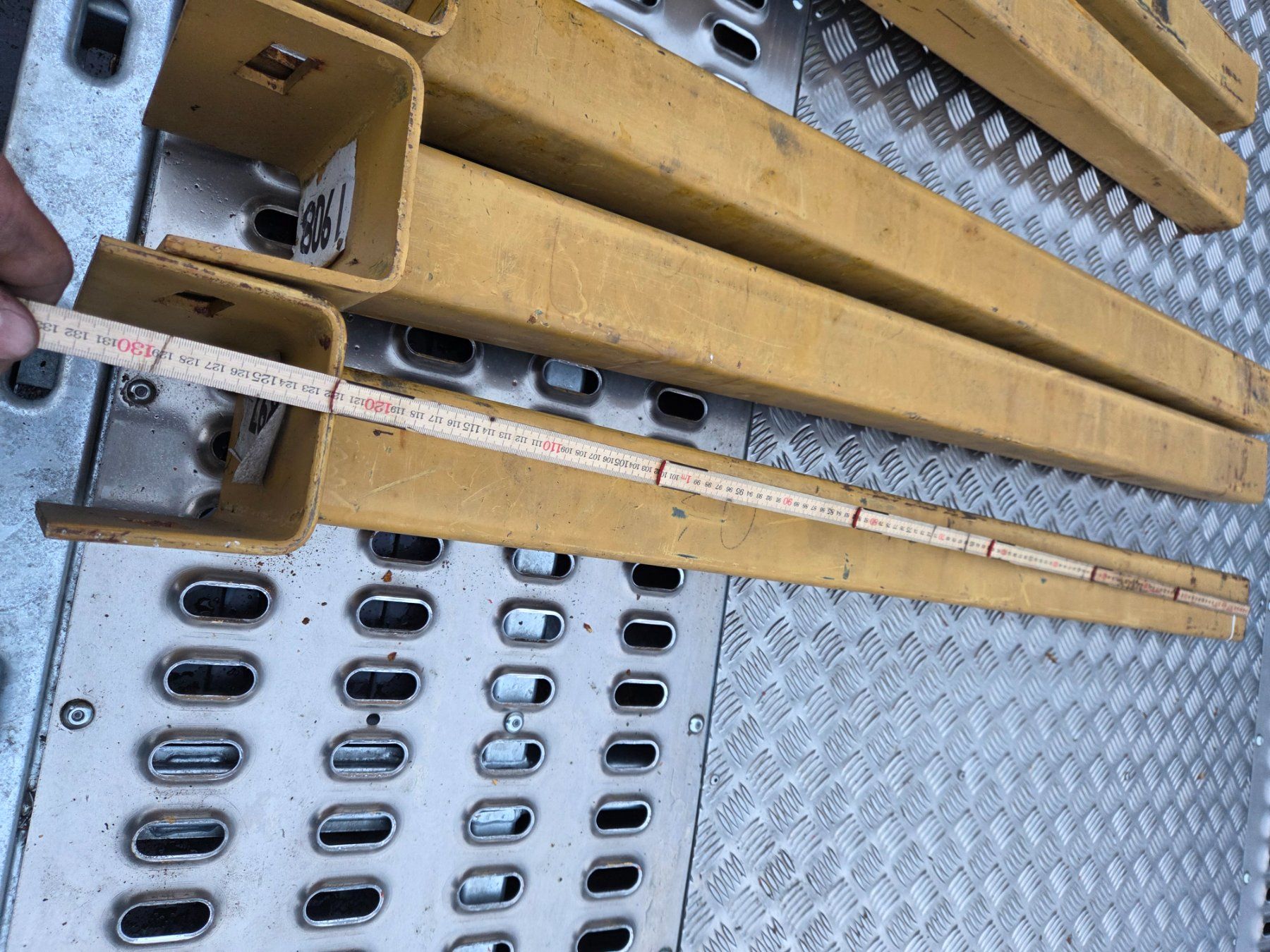 Scaffali: Kragarm mit Metall Haken – Usato da Fischbach-Göslikon venduto da Emanuel.Bardhi 2