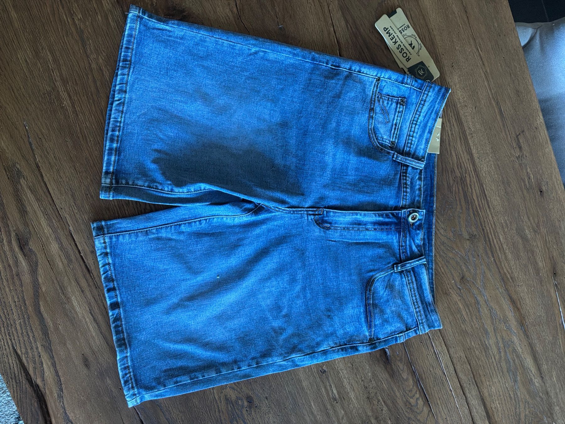 Jeans: Jeans Shorts – Neu und originalverpackt aus St. Ursen von B1993 1