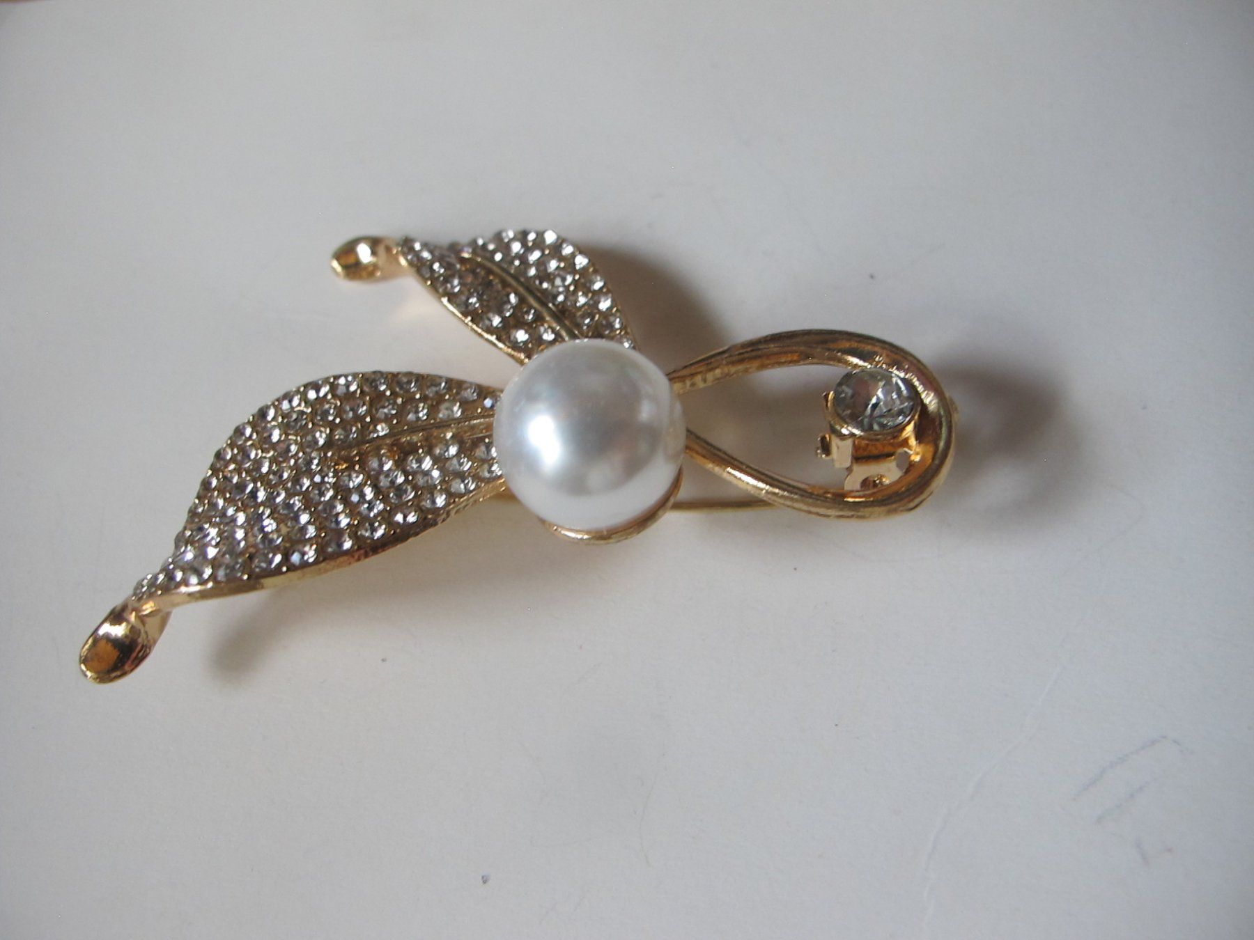 Spille & Fermagli: Elegante Brosche mit Perle und Strass - Blickfang! – Nuovo e nell'imballaggio originale da Löhningen venduto da Chimae67 2