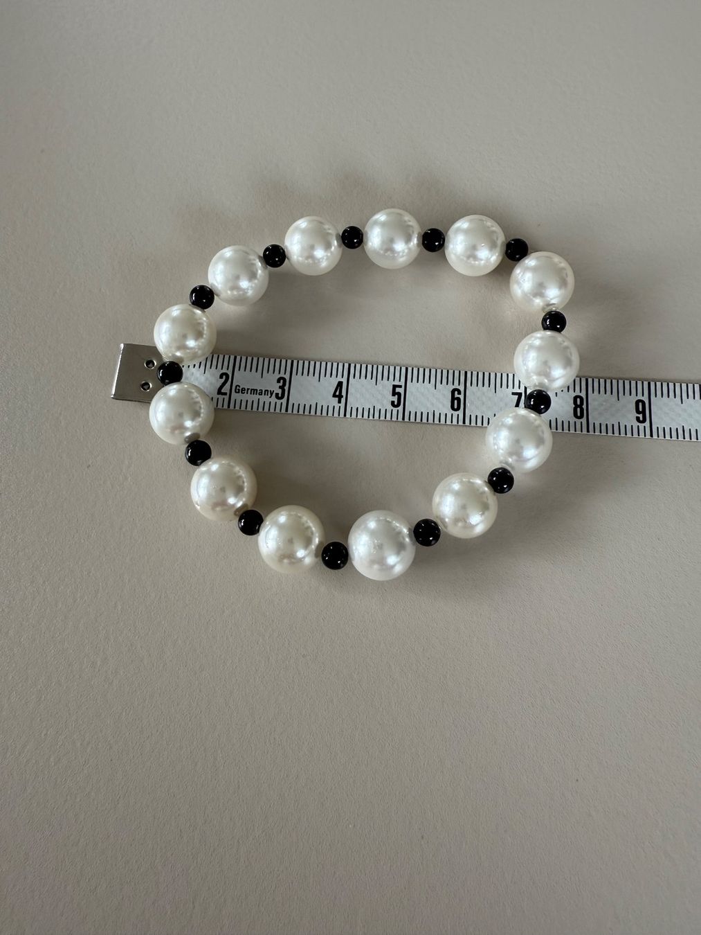Bracciali & Braccialetti: Perlenarmband COCO-Style, Modeschmuck schwarz/weiss 8mm – Nuovo (secondo la descrizione) da Zollikon venduto da dorean 1