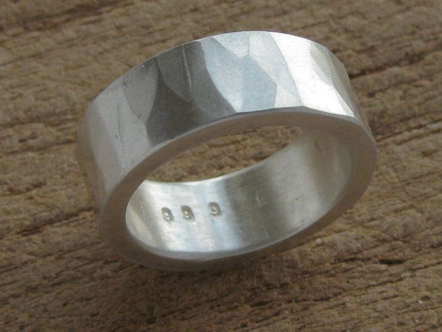 Anelli: breiter UNIKAT Ring Silber 999 Hammerschlag / Gr. 59 – Nuovo (secondo la descrizione) da Ermatingen venduto da Decovin