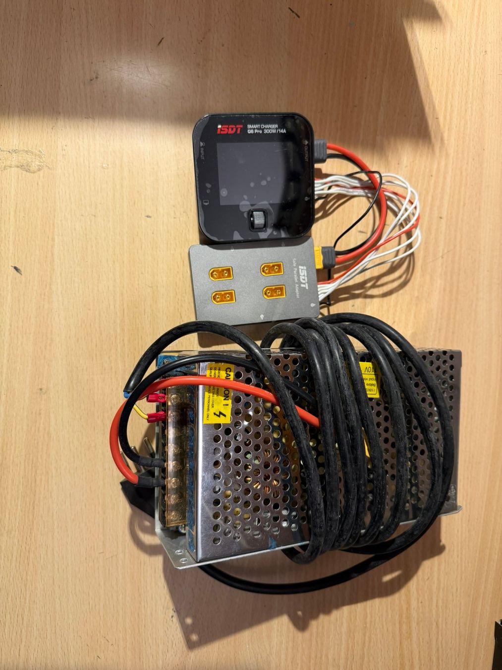 ISDT Batterie, Caricabatterie & Alimentatori: ISDTQ6 Pro Ladegerät inkl Netzteil und 4x Parallel Adapter – Usato da Gattikon venduto da Jonathan_No