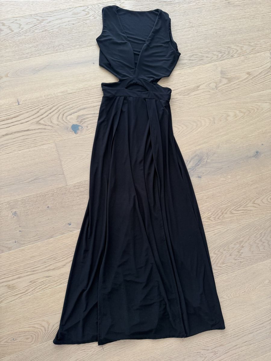 Kleider: Sommer Maxikleid Schwarz mit Cut-Outs - Grösse S – Neu (gemäss Beschreibung) aus Richterswil von KAYLEIGH_77