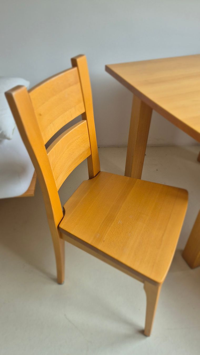 Set di tavolo e panche: Massiver kleiner Tisch mit zwei Stühlen – Usato da Trimmis venduto da Florianschlumpf 1