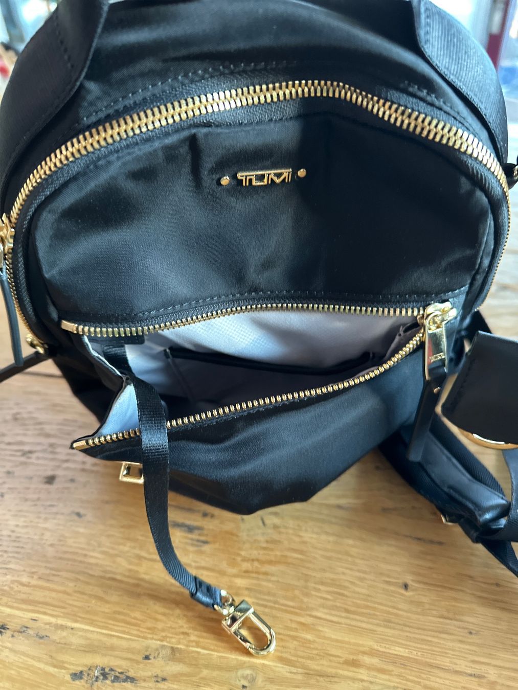 Tumi Rucksäcke: Tumi Rucksack, schwarz / gold – Gebraucht aus Madetswil von Steppenwolf. 1