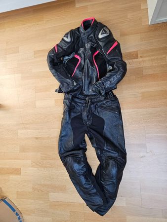 Schwarzes Dainese Lederkombi Zweiteilig