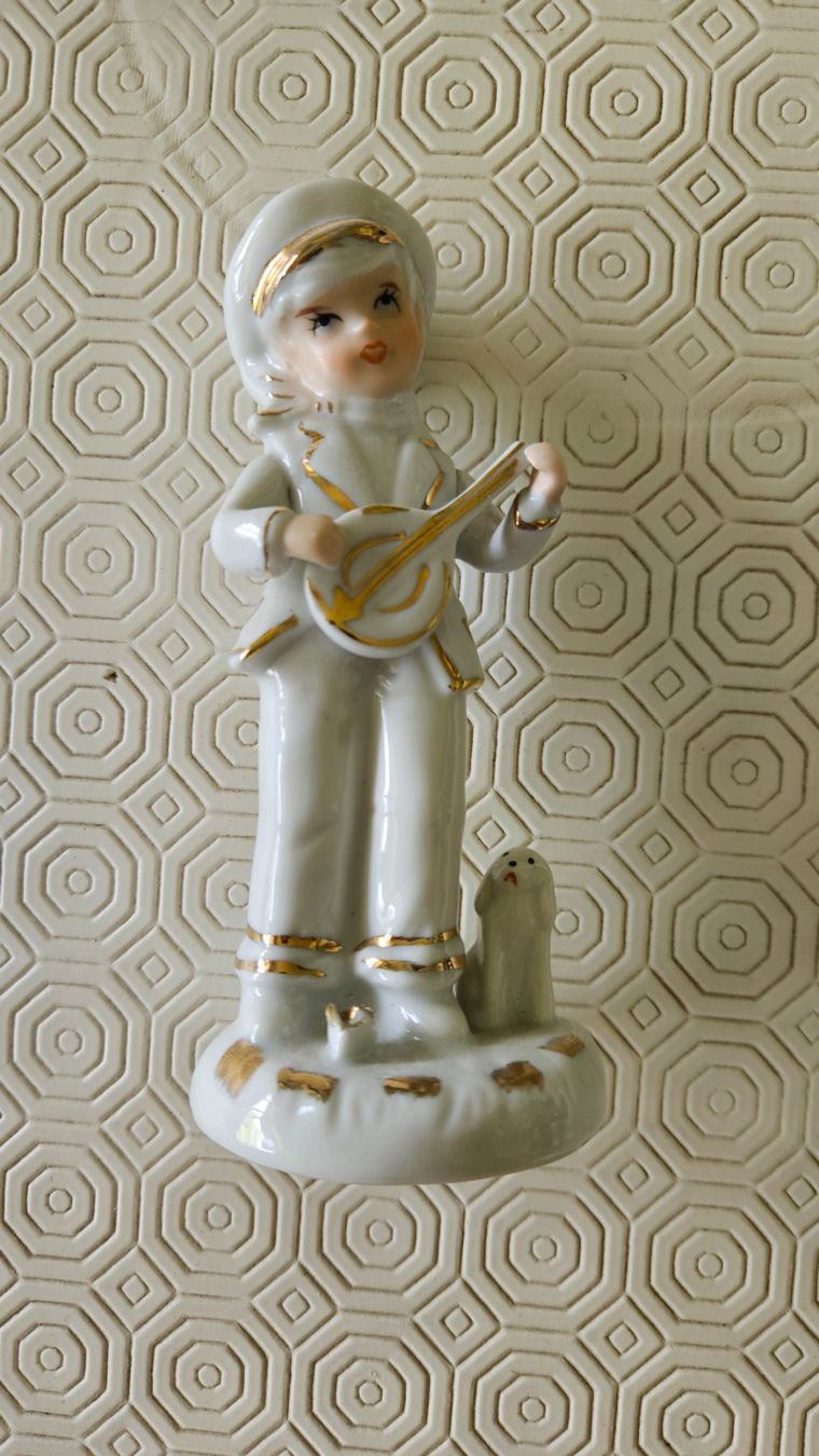 Statuette: Statuetta suonatore strumento a corde con cagnolino – Usato da Melano venduto da H-Sara