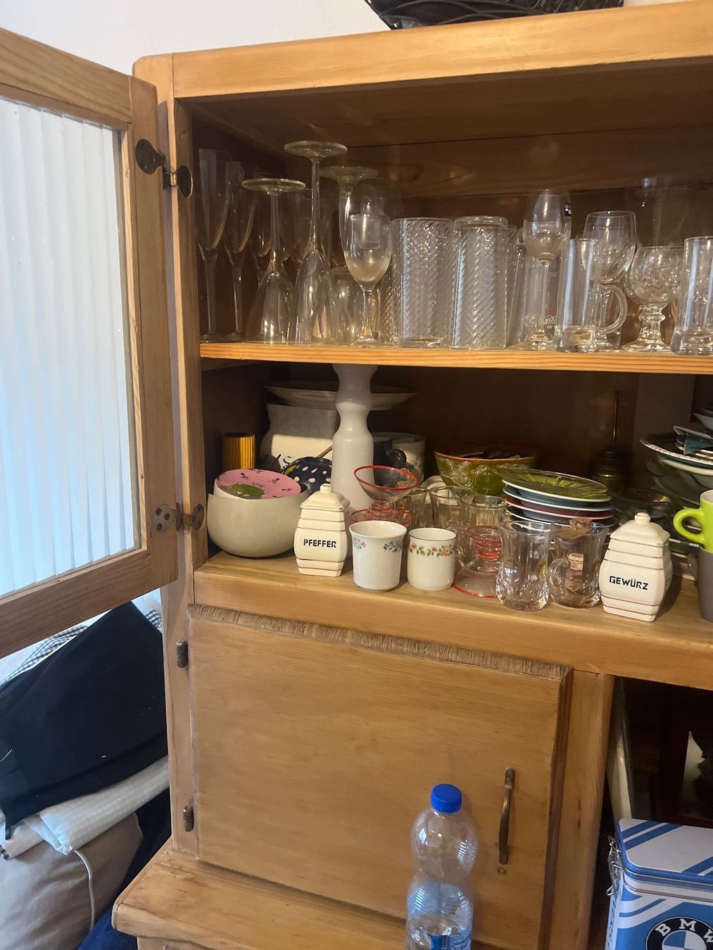 Armadi: WIRD ENTSORGT !!!!  Massive Holzschrank Glas Griffen vintage – Usato da Frenkendorf venduto da jorge0000 7