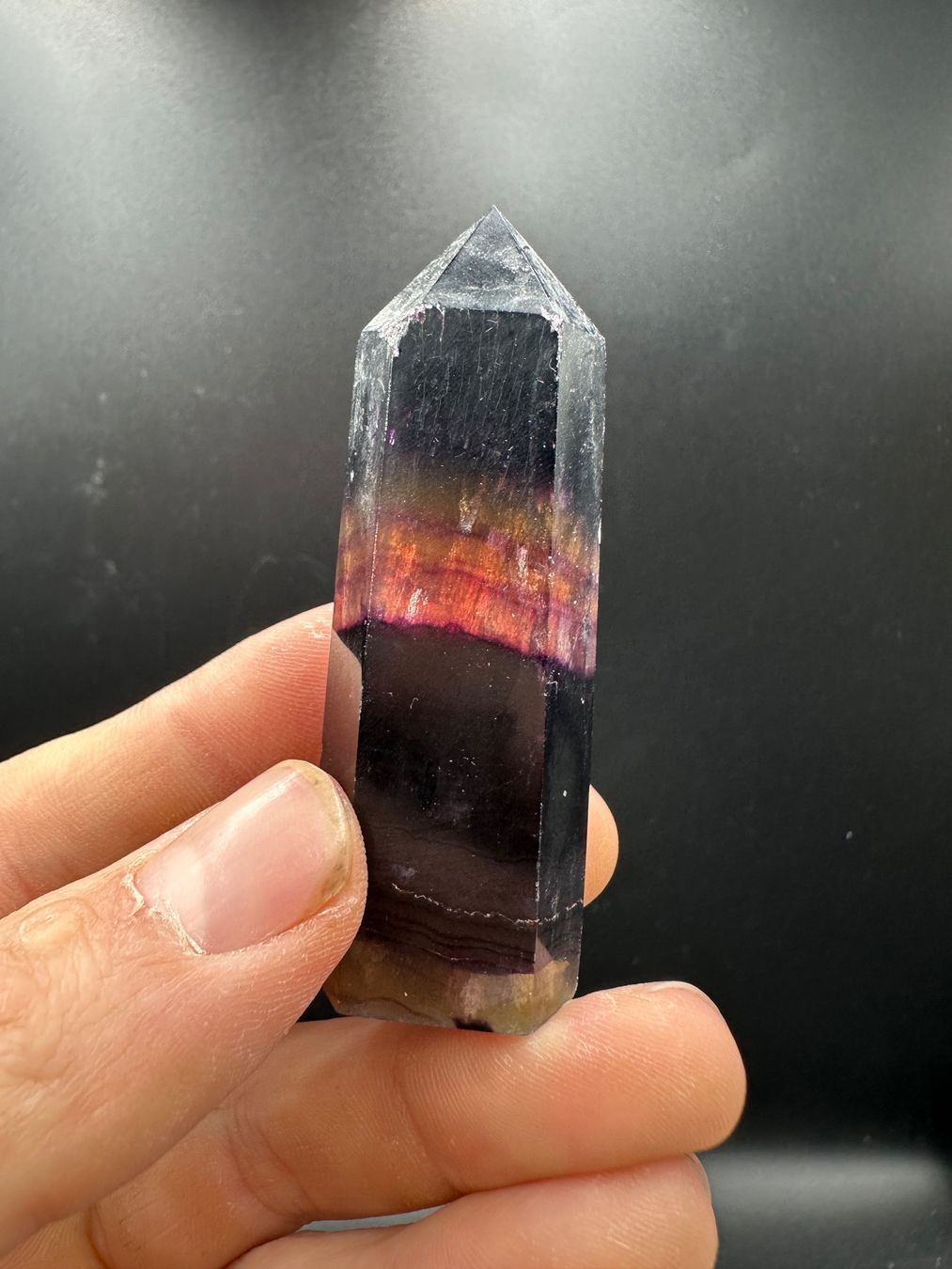 Minerali & Pietre curative: Dunkler, gelber Fluorit Obelisk, Spitze – Nuovo e nell'imballaggio originale da Männedorf venduto da Handschmeichler 1