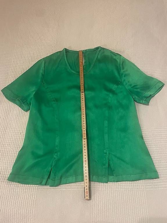 Camicette: Grünes Blusenshirt mit Rückendetail  Grösse S – Usato da Männedorf venduto da A.L. 3