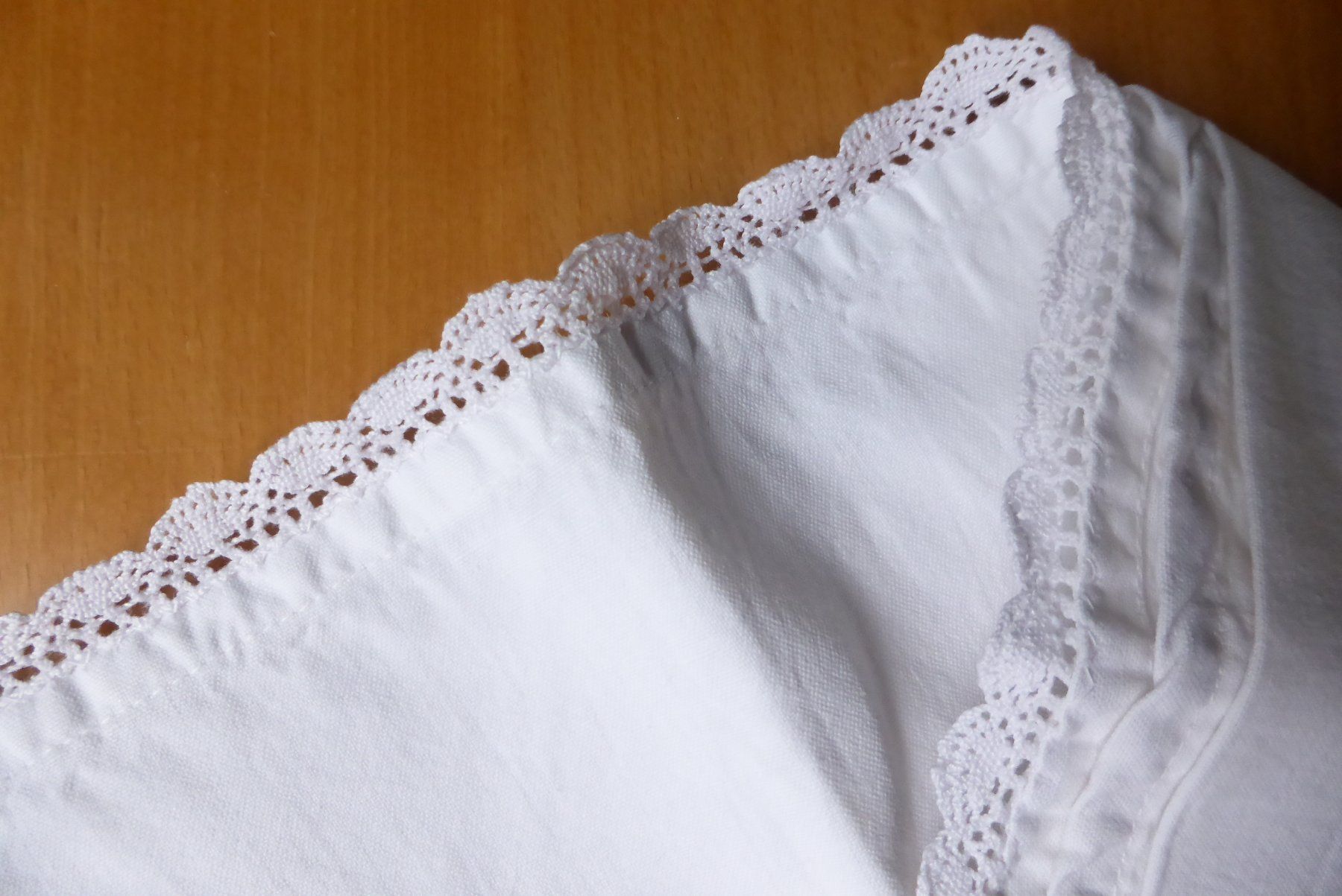 Tessuti: Antikes Leinentuch mit Spitzen 68 x 90 cm – Usato da Brunnadern venduto da pinkfaden 1