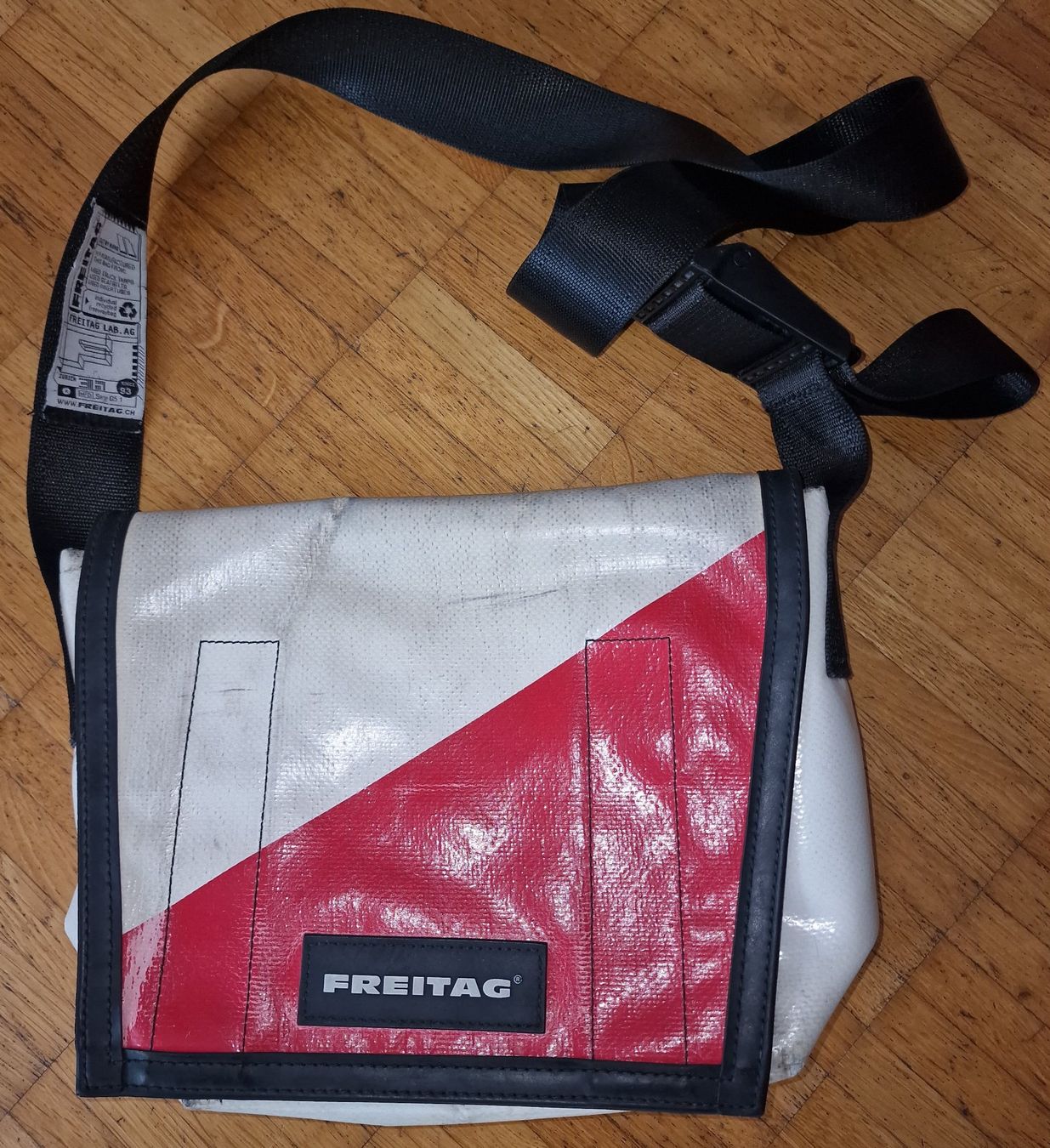 Freitag Taschen: Original Freitag Schultertasche – Gebraucht aus Zürich von Pero6