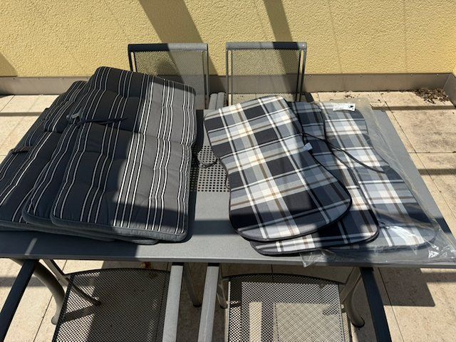 Set di tavolo e panche: Gartentisch mit 4 Stühlen aus Metall – Usato da Winkel venduto da Cypher2 4