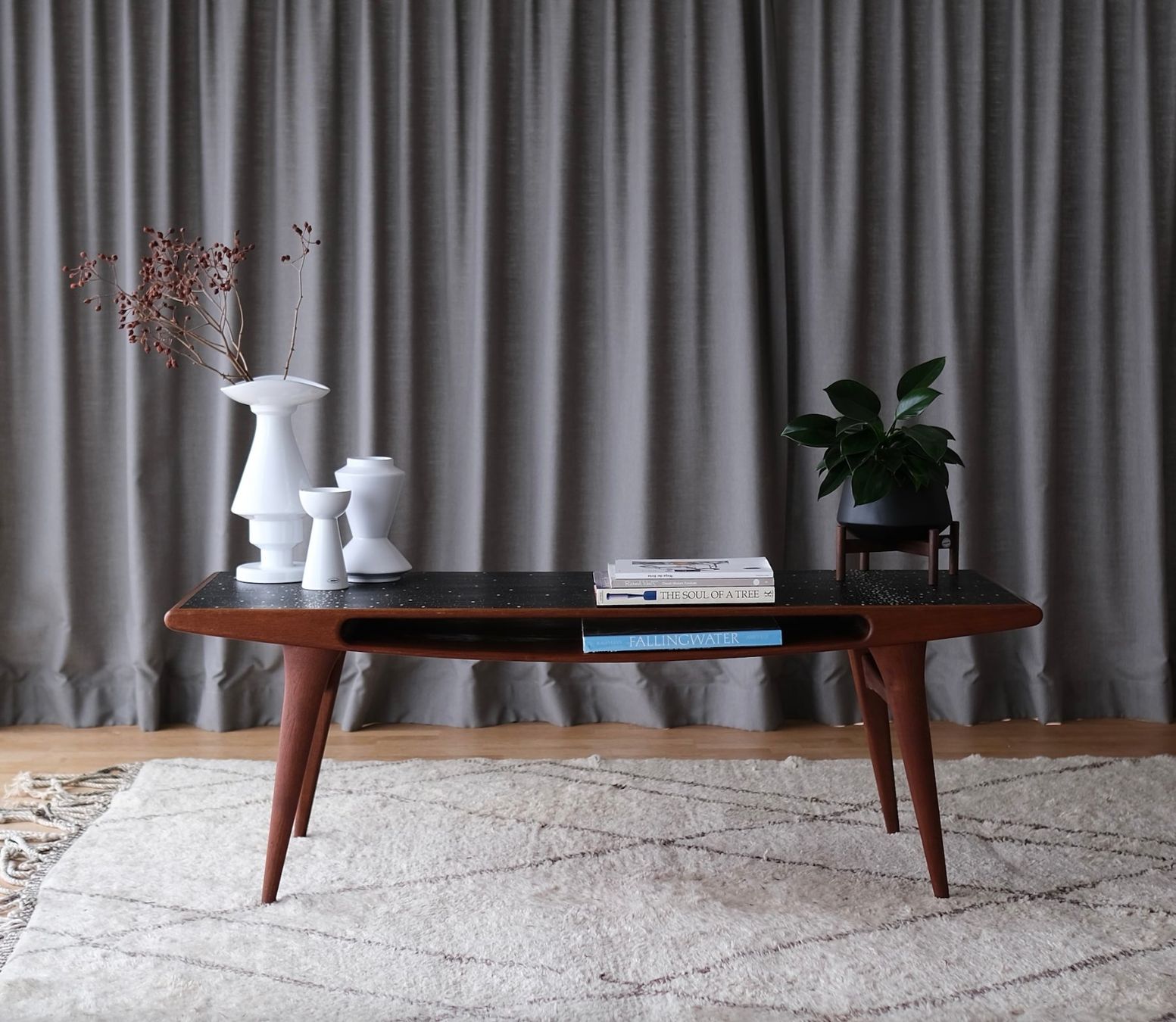 Tavoli: Large teak "smile" coffee table, Denmark 1960,s – Usato da Bern venduto da Zmodern_VIN 1