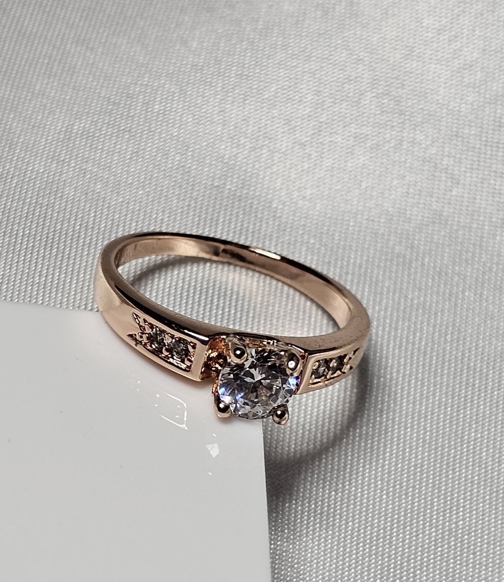 Anelli: Eleganter vergoldeter Ring mit weissem Stein Gr. 8 – Nuovo (secondo la descrizione) da Grenchen venduto da dar_6d52 5
