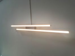Metallgraue LED-Deckenlampe mit 2 Lichtbalken