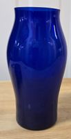 Vase en verre bleu cobalt élégant, idéal pour votre intérieu